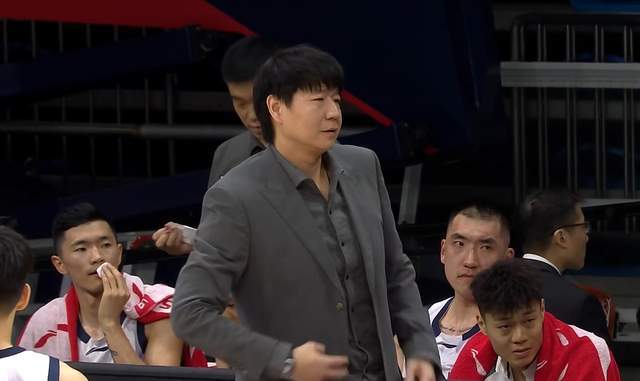 星空体育赛事-疯狂打铁+情绪失控!山东男篮客场85-93不敌广州,这球输得真闹心